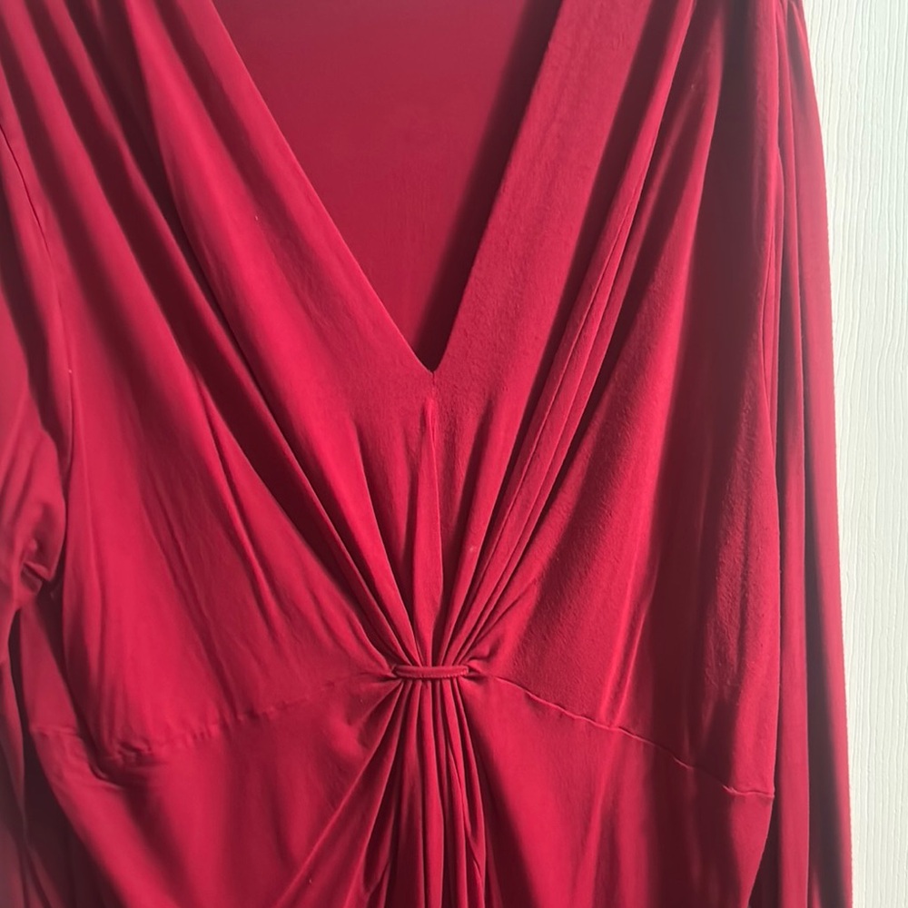 Elegant Red V-Neck Top - Picture 3 of 3
